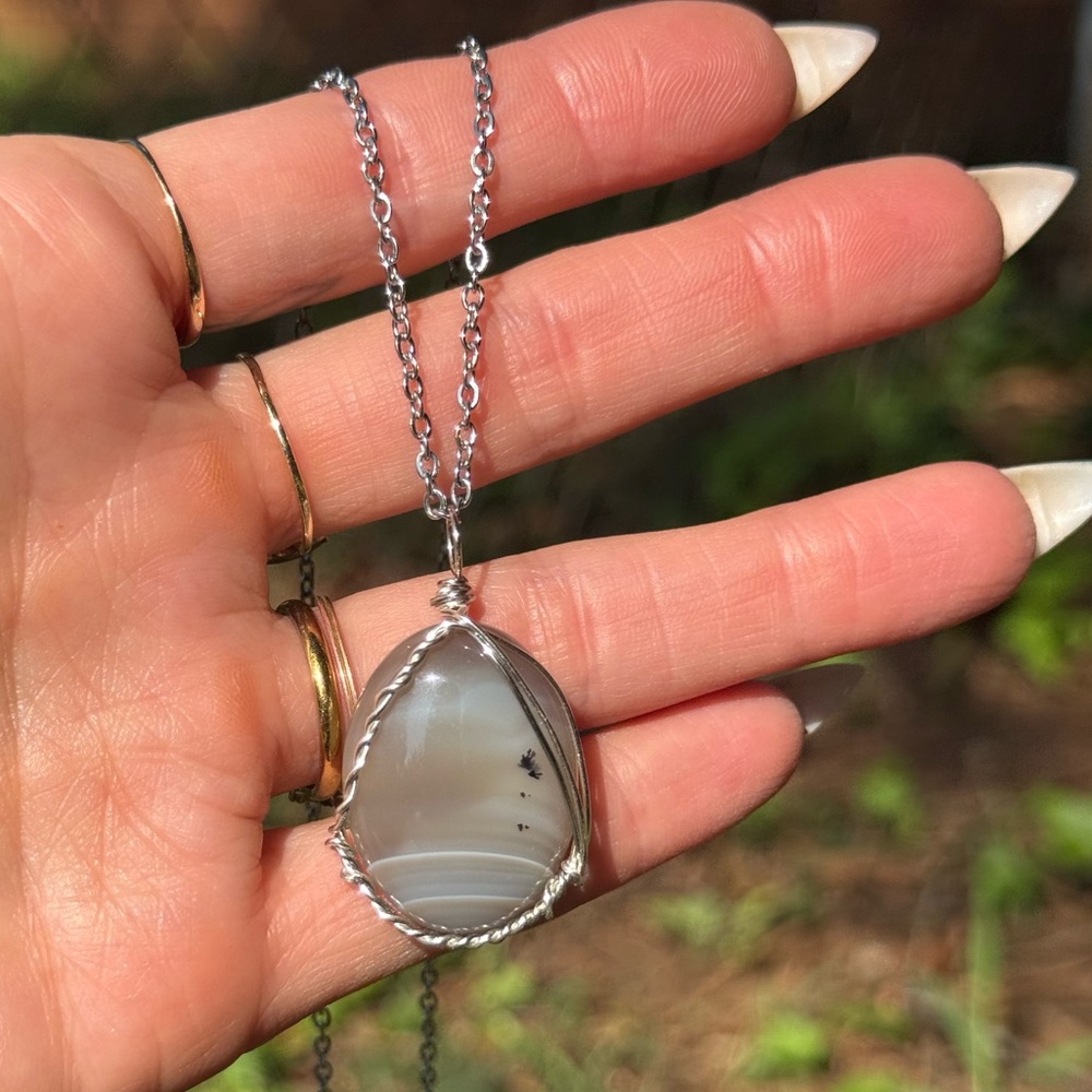 Grey agate crystal necklace - Picture 2 of 4